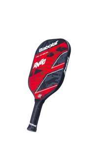 Babolat pickleball-paddle med et rødt og sort design med geometriske mønstre, struktureret greb og en rund form for forbedret håndtering.
