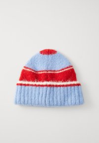 Ullbeanie i lys blå med røde og hvite striper. Har en rød detalj på kronen og ribbet tekstur i bunnen.