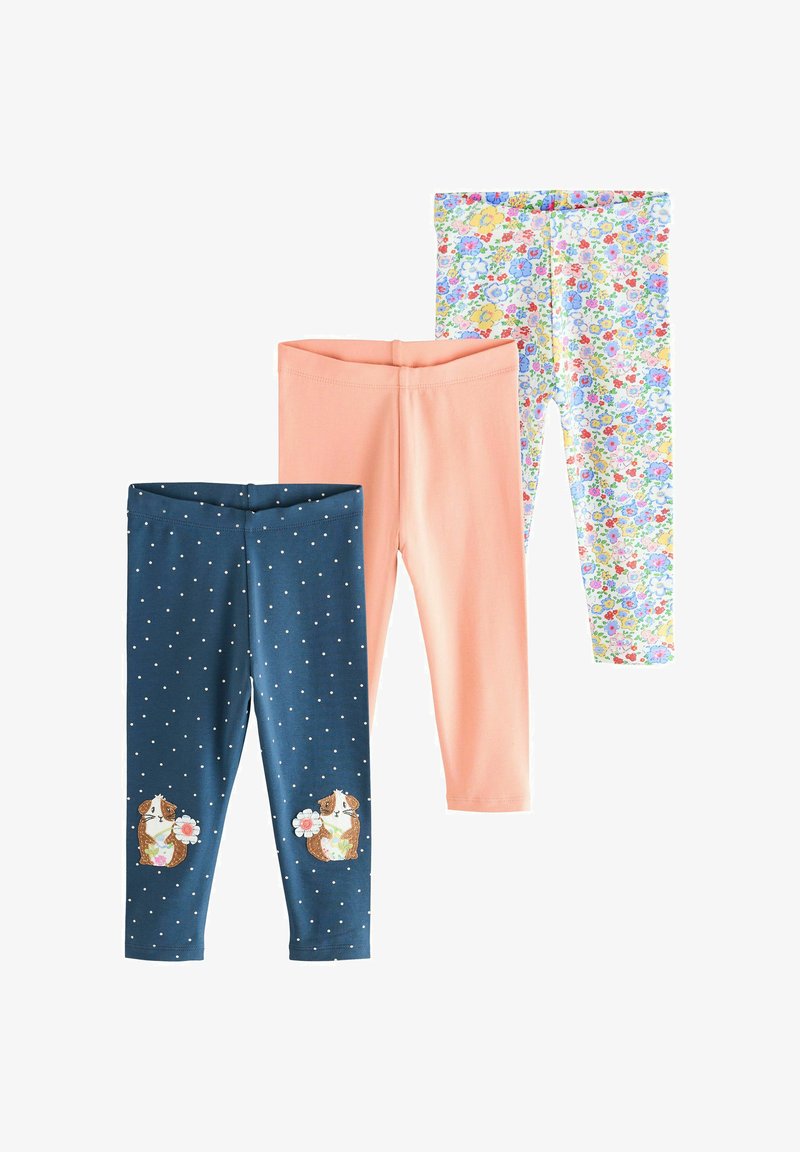 Tres pares de pantalones leggins: uno en azul marino con lunares blancos y un diseño de cobaya, otro en color coral, y un patrón floral. Todos son de tejido elástico.
