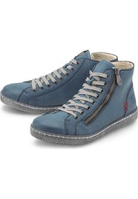 Baskets montantes en cuir bleu avec des lacets gris, une fermeture éclair sur le côté et une semelle en caoutchouc texturé avec un motif de points.