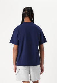 Pal Sporting Goods INTERNATIONAL PRE GAME UNISEX - Trükipildiga T-särk - medieval blue