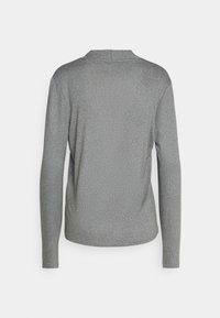 Grå långärmad topp med en slät, strukturerad yta. Har ett subtilt mönster, rund halsringning och en avslappnad passform.