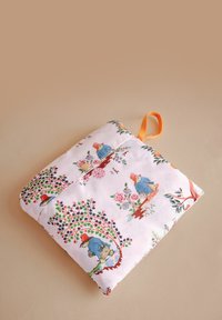 Borsa rosa trapuntata con l'illustrazione di Paddington Bear tra motivi floreali e fogliari. Un cinturino arancione è attaccato per facilitarne il trasporto.