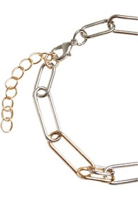 Collana in metallo con catena, caratterizzata da forme a clip di carta interconnesse in argento e tono oro, dotata di una chiusura a gancio e una catena di estensione regolabile.