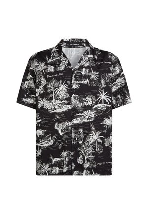 Chemise noire à manches courtes avec imprimé de paysage tropical blanc, comprenant des palmiers, des bâtiments et des bateaux. Design à boutons sur le devant.