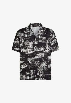 Chemise noire à manches courtes avec imprimé de paysage tropical blanc, comprenant des palmiers, des bâtiments et des bateaux. Design à boutons sur le devant.