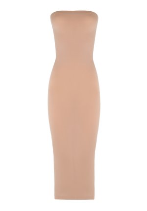 Strapless, tætsiddende midi-kjole i nude beige med en lige udskæring og glat stof, designet til en slank silhuet.