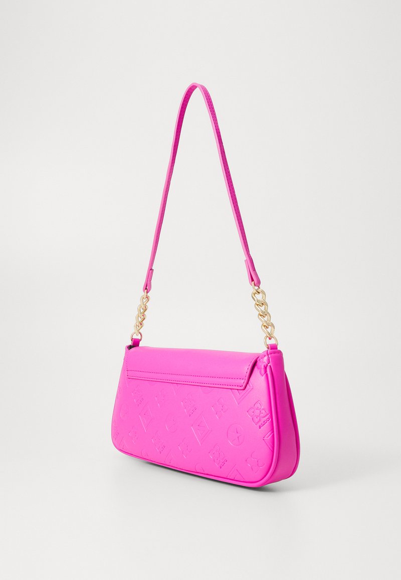Borsa a tracolla rosa con motivo logo in rilievo, in pelle liscia, design flat e spallaccio sottile con dettagli in catena d'oro.