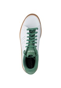 Zapatilla blanca con parte superior de cuero texturizado, cordones verdes y acentos. Presenta una punta redonda y una suela de goma. Logo de Adidas en la lengua.