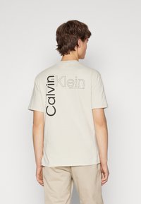 Calvin Klein ANGLED BACK LOGO - Marškinėliai su spaudiniu - stony beige