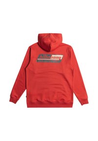 Röd hoodie med en framföre kanguroficka, justerbar dragsko i huvan och en stor grafisk logotyp i kontrasterande färger på baksidan.