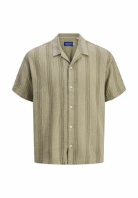 Chemise à manches courtes en tissu texturé, de couleur vert olive clair, présentant des rayures verticales et une fermeture à boutons sur le devant.