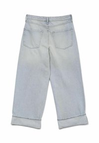 Jeans en denim bleu clair avec une coupe large, couture visible, ourlet à revers et deux poches arrière. Texture lisse avec une finition délavée.