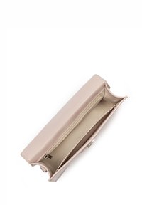 Borsetta in morbida pelle rosa pallido, forma rettangolare, texture liscia, scomparto interno con tasca zip e rivestimento beige.