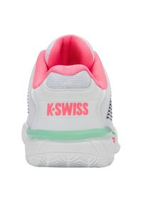 Scarpa sportiva bianca con colletto imbottito rosa, suola verde menta e logo K-Swiss rosa sul tallone, con dettagli in mesh e texture.