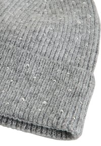 Gorro de punto gris con textura de canalé, adornado con pequeñas cuentas de plata para dar detalle. Material flexible con dobladillo doblado.