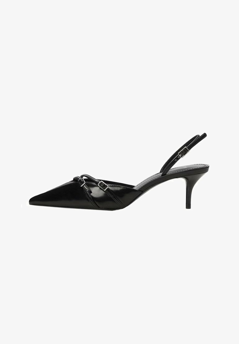 Talons slingback en cuir laqué noir avec un bout pointu, un talon fin et un détail de boucle décoratif sur la sangle. Texture lisse.
