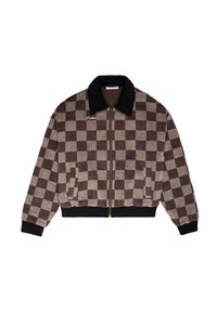 Veste zippée à carreaux marron et beige avec col et poignets noirs, poches avant et texte brodé sur la poitrine.
