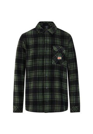 Camisa de franela a cuadros verdes y negros con cierre de botones en la parte delantera, cuello y bolsillo en el pecho que incluye una etiqueta de logo. Mangas largas y textura suave.