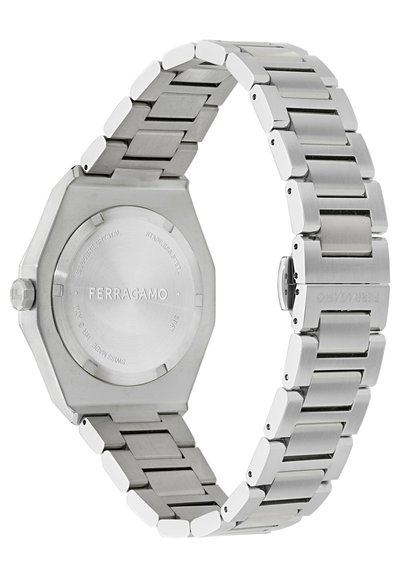 Reloj de acero inoxidable plateado con caja octagonal, acabado cepillado y pulsera de eslabones; presenta grabado en la parte posterior de la caja.