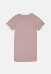 Polo de manga corta en rosa empolvado con cuello y puños de canalé en crema, con un sutil logo en relieve en la parte posterior. Tela de algodón suave.