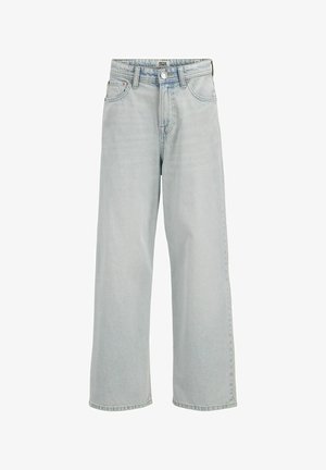 Μπλε βαμβακερό μπλουζάκι με λογότυπο "JACK & JONES" σε λευκό και γκρι, συνδυασμένο με ανοιχτό γκρι παντελόνι καμπάνα και μαύρα-ή λευκά αθλητικά παπούτσια.