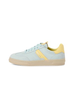 Sneaker in suede azzurro chiaro con dettagli gialli, lacci piatti e suola in gomma beige. Presenta dettagli di cucitura e un collare imbottito.