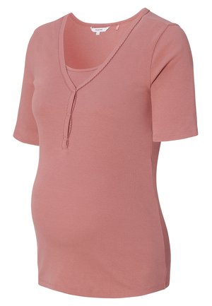 Schwangerschafts-T-Shirt aus weichem, strukturiertem rosa Stoff mit tiefem V-Ausschnitt, kurzen Ärmeln und Knopfdetails am Ausschnitt.