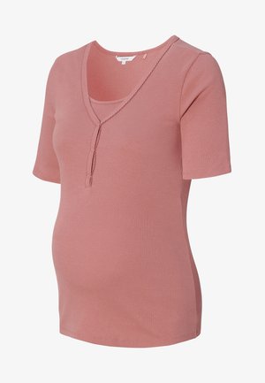 Zwangerschaps T-shirt van zacht, gestructureerd stof in rozenroze, met een diepe V-hals, korte mouwen en knoopdetails bij de halslijn.