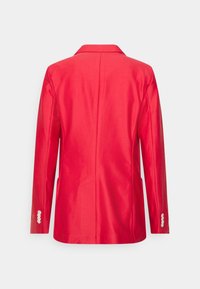 Czerwony żakiet z klapami, gładką teksturą, pojedynczym rozcięciem i trzema guzikami na rękawach. Ma boczne kieszenie.