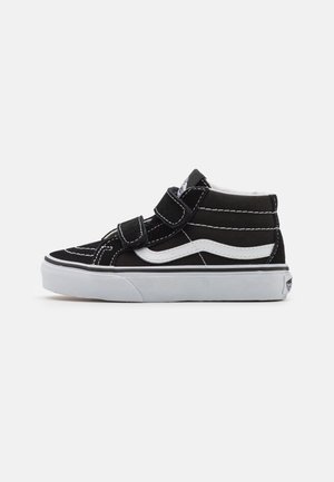 Sapatilhas altas pretas com correias duplas em velcro, costura branca e detalhe do logótipo na lateral. Sola de borracha com biqueira arredondada e colarinho acolchoado.