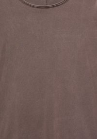 Bordå crewneck t-paita, joka on valmistettu pehmeästä puuvillasekoitekankaasta; sileä pinta, jossa on hienovarainen kiilto ja näkyvät saumat kaula-aukon ympärillä.