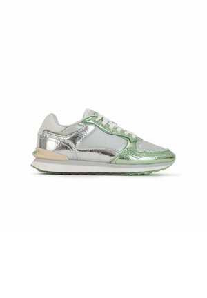 Sneakers met een zilveren en groene metalen afwerking, voorzien van een textuurdesign, lichtgewicht materialen en een witte rubberen zool.