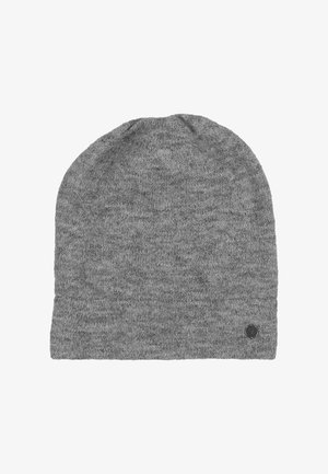 Grijze gebreide beanie met een omgeslagen rand en een klein zwart rond logo op de onderste rand.