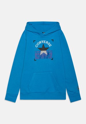 Felpa blu realizzata in morbido tessuto, con tasca frontale a marsupio, cappuccio con lacci e una stampa grafica con una stella nera e il nome del marchio.