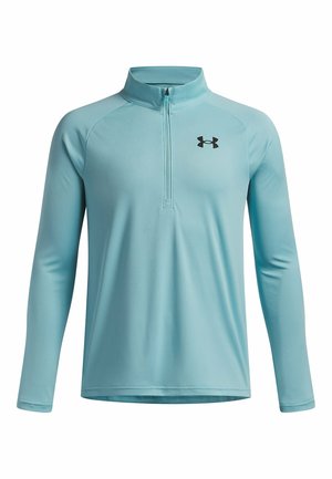 Jasnoniebieska koszulka z długim rękawem i półzamkiem wykonana z gładkiej tkaniny, z czarnym logo na piersi, z wysokim kołnierzem i dopasowanym fasonem.