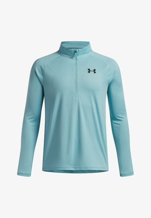 Gaiši zila garroku krekls ar pusātru rāvējslēdzi, izgatavots no gludas auduma, ar melnu logotipu uz krūtīm, augstu apkakli un piegulošu dizainu.