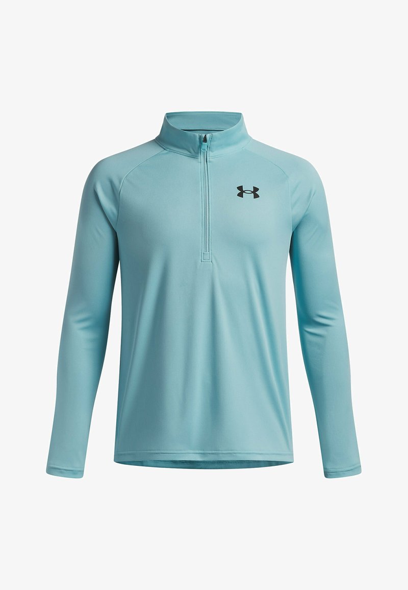 Šviesiai mėlynas ilgomis rankovėmis pusiau užtraukiamas marškinėlis pagamintas iš lygaus audinio, su juodu logotipu ant krūtinės, aukštu apykakle ir aptakiu dizainu.