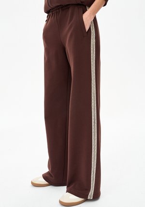 - Spodnie materiałowe