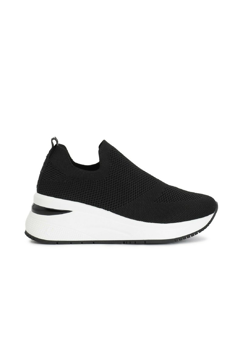 Sneaker nera in maglia con design slip-on, suola intermedia bianca, suola esterna nera e dettagli di texture sul materiale superiore.