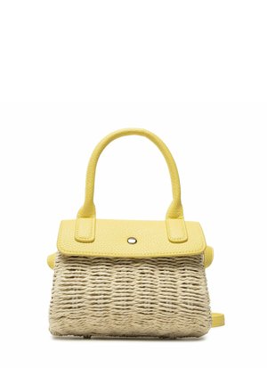 Bolso pequeño con cuerpo de paja tejida y solapa y asas de cuero amarillo, con un cierre de botón único en la solapa.
