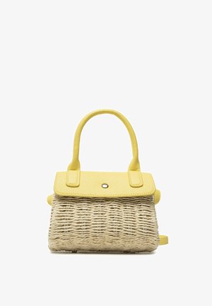 Bolso pequeño con cuerpo de paja tejida y solapa y asas de cuero amarillo, con un cierre de botón único en la solapa.
