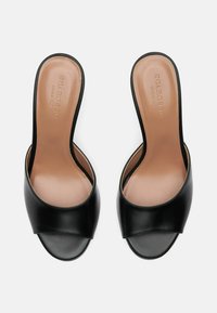 Scarpe slip-on in pelle nera con punta aperta, finitura liscia, soletta sagomata e design minimalista. Soletta interna in beige.