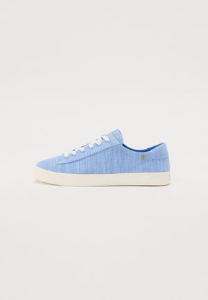 Baskets basses bleu clair avec lacets blancs et semelle blanche, vues du côté extérieur sur fond blanc uni.