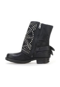 Černé kožené kotníkové boty se zipem na boku, ozdobnými hroty, dekorační mašlí na zadní straně a nízkým stohovaným podpatkem.