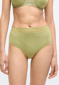 Zielone majtki z wysokim stanem wykonane z bawełny, z fakturowaną koronkową gumką w talii i gładkim materiałem. Charakteryzują się jednolitym kolorem i bezszwową konstrukcją.