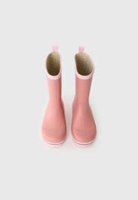 Bottes de pluie en caoutchouc rose avec une surface lisse, une cheville côtelée et un intérieur à motifs. Semelle blanche avec des bandes roses et grises au fond.