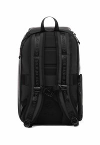 Zaino nero con spallacci imbottiti, superficie testurizzata e maniglia superiore. Include spallacci con logo impresso e tasca laterale con zip.