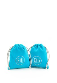 Due borse a tracolla turchesi in morbido tessuto, ciascuna con un logo circolare bianco contenente il testo "Elli by Julie & Grace."