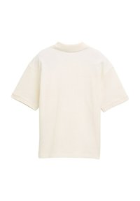 Creme-kleurig, kortärmig t-shirt met een hoge hals en een ontspannen pasvorm. Zachte textuur en subtiel ribgebreid patroon over het geheel.